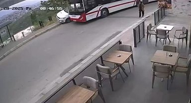 ESHOT otobüsü, park halindeki otomobile çarptı