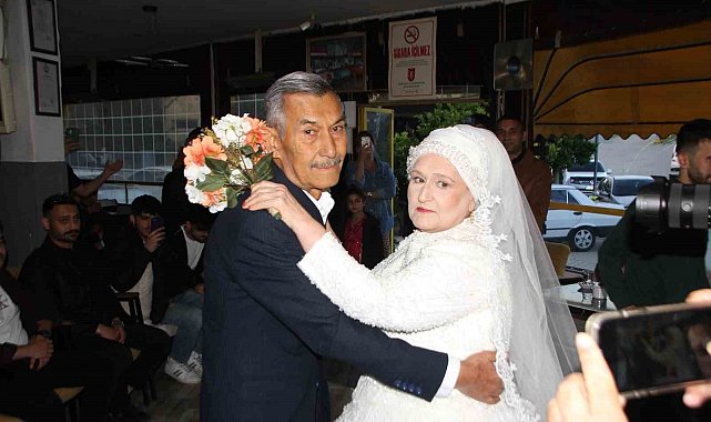 Eşine 45 yıl sonra gelinlik giydirdi, gözyaşlarını tutamadı