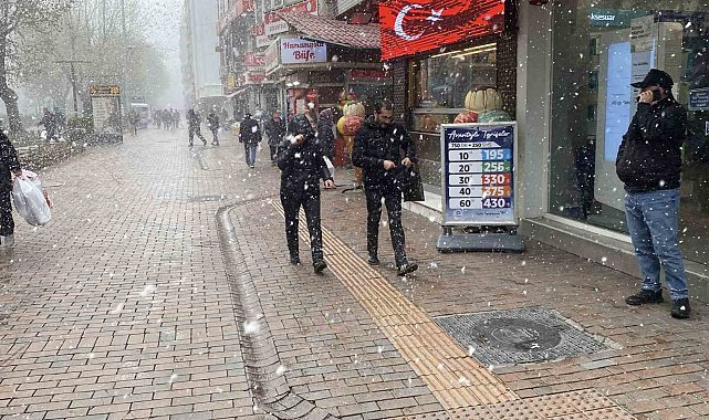 Eskişehir kent merkezinde yoğun kar yağışı etkili oldu