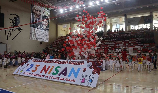 Eskişehir'de 23 Nisan miniklerin gösterileriyle birlikte coşkuyla kutlandı