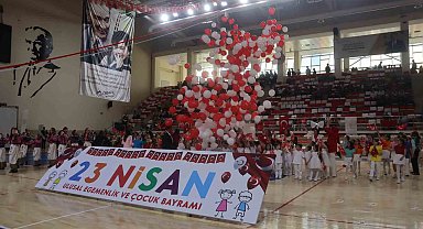 Eskişehir'de 23 Nisan miniklerin gösterileriyle birlikte coşkuyla kutlandı