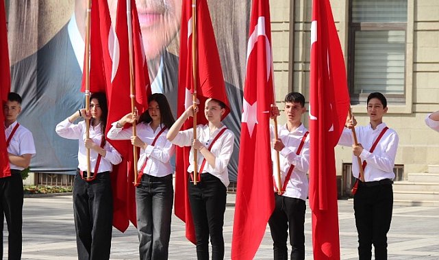 Eskişehir'de 23 Nisan Ulusal Egemenlik ve Çocuk Bayramı dolasıyla çelenk sunuldu