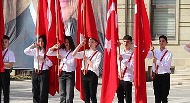 Eskişehir'de 23 Nisan Ulusal Egemenlik ve Çocuk Bayramı dolasıyla çelenk sunuldu