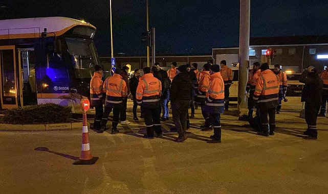 Eskişehir'de kamyon tramvaya çarptı: Seferler aksadı