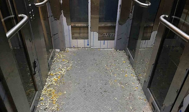 Etimesgut'ta üst geçit asansöründeki çöplere vatandaştan tepki