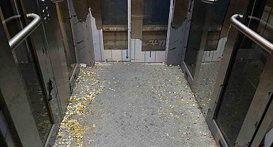 Etimesgut'ta üst geçit asansöründeki çöplere vatandaştan tepki