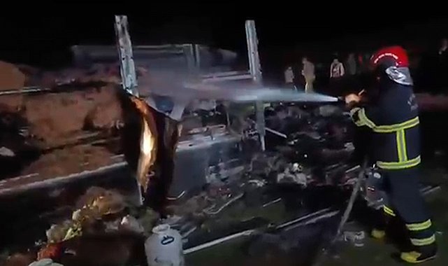 Ev eşyası yüklü kamyonette çıkan yangın söndürüldü