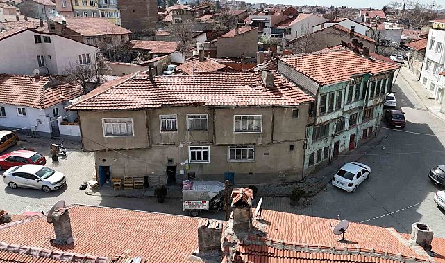 Evden atılan yaşlı adamın yüzü İHA'nın haberinden sonra güldü