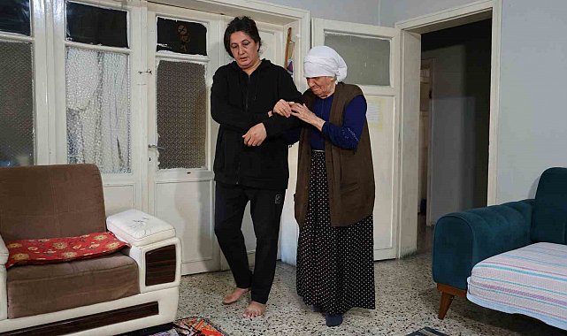 Evden çıkartılacak görme engelli Emine teyzenin gözyaşları