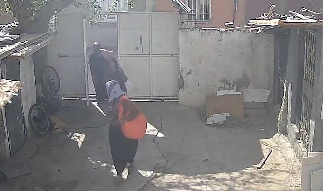 Eve giren kadın şahıslar, altınlarla kayıplara karıştı