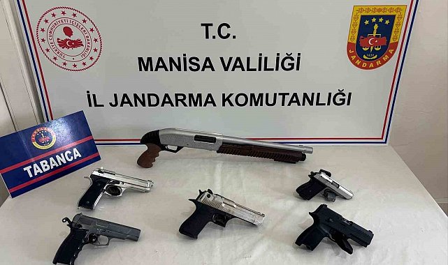 Evlerinde ruhsatsız tüfek ve tabancalarla yakalandılar