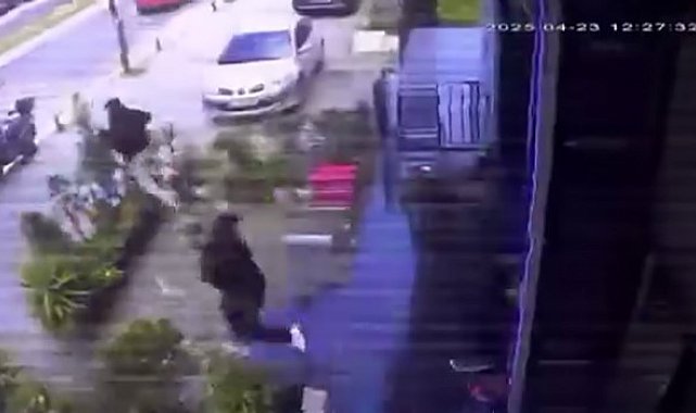 Eyüpsultan'da deprem anı: Berberden kendilerini dışarı attılar