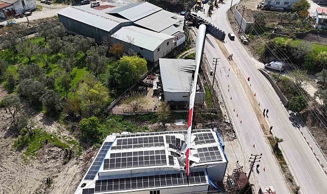 Fabrika üstüne yıkılan rüzgar gülü kanadı dronla görüntülendi