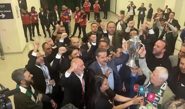 Faruk Çelik ve Mustafa Bozbey şampiyonluk kupasını birlikte kaldırdı