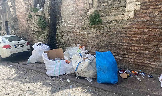 Fatih'te Acımusluk Sokağı Sarnıcı hurda ve kağıt deposu olarak kullanılıyor