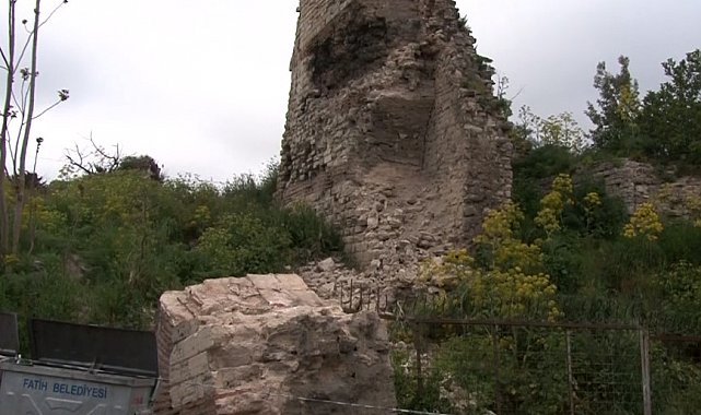 Fatih'te deprem esnasında sur duvarından dev parça düştü: Faciadan dönüldü