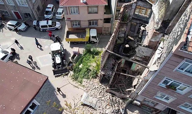 Fatih'te depremde hasar alan metruk bina yıkıldı