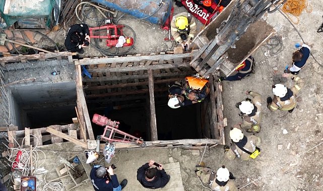 Fatih'te iş makinesinin çarptığı işçi, asansör boşluğuna düştü: Ağır yaralı işçiyi kurtarma çalışması havadan görüntülendi
