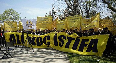 Fenerbahçe Divan Toplantısı sırasında bir grup taraftardan yönetime tepki