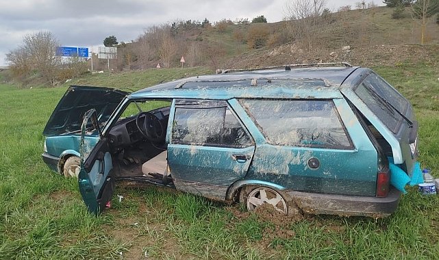 Fiat-Tofaş marka otomobil tarlaya yuvarlandı: 3 yaralı