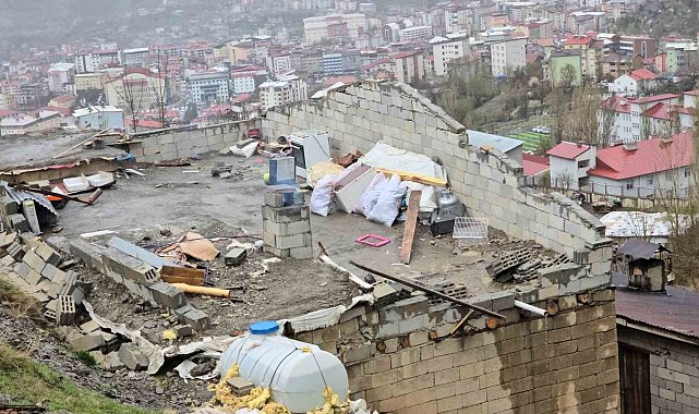 Fırtınanın bilançosu ağır oldu: 93 çatı uçtu, 3 sel baskını yaşandı
