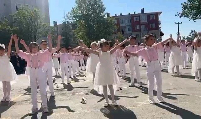 Flamingolar öğrenciler ile beraber dans ettiler