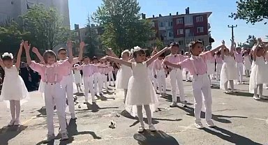 Flamingolar öğrenciler ile beraber dans ettiler