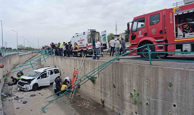 Fren yerine gaza basınca araç su kanalına uçtu: 2 yaralı