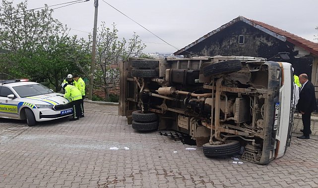 Freni boşalan kamyonet devrildi: 1 yaralı