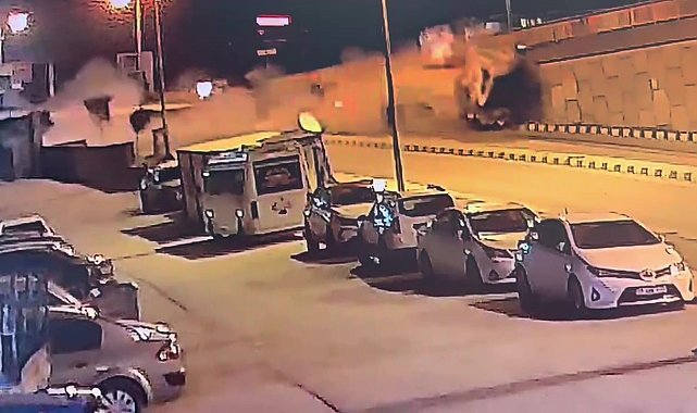 Freni patlayan arazöz otomobile ve üst geçit duvarına çarptı: 1 ölü, 1 yaralı