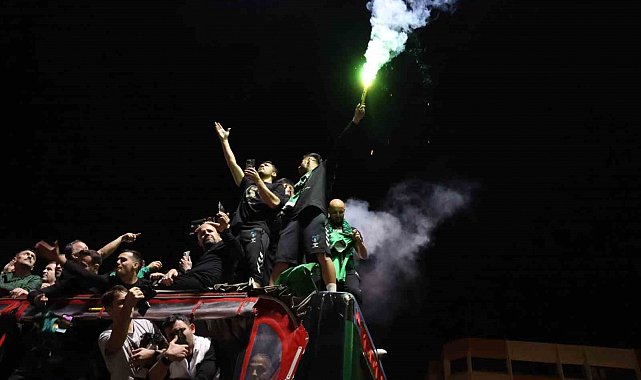 Futbolcular şampiyonluğu taraftara armağan etti