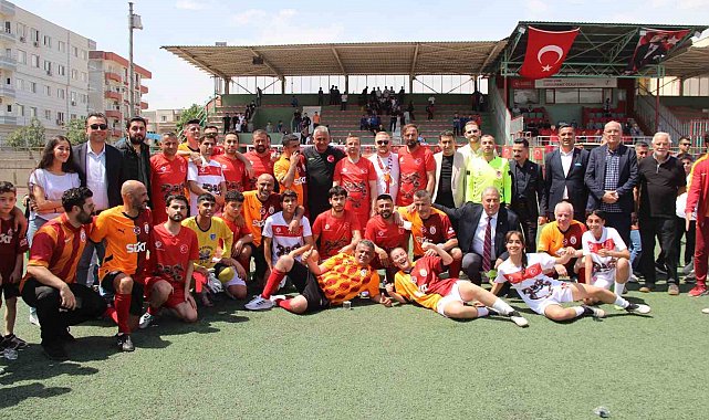 Galatasaray'ın efsaneleri Cizre'de gençlerle dostluk maçı yaptı