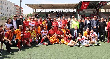 Galatasaray'ın efsaneleri Cizre'de gençlerle dostluk maçı yaptı