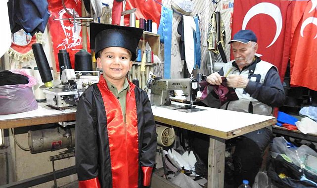 Gaziantep'in emektar terzisi 60 yıldır cübbe dikiyor
