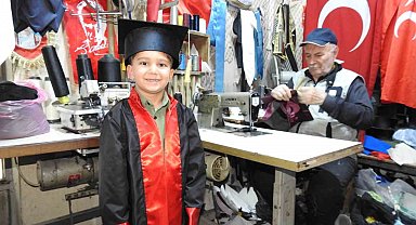 Gaziantep'in emektar terzisi 60 yıldır cübbe dikiyor
