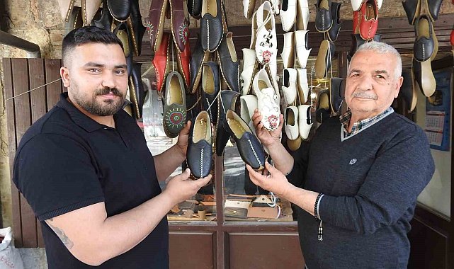 Gaziantep'in yemeni ayakkabıları turistlerden ilgi görüyor