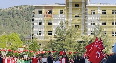 Gaziantep'te inşaat işçilerinin İstiklal Marşı duyarlılığı duygulandırdı