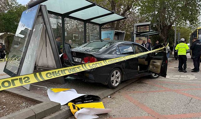 Gaziantep'te kontrolden çıkan otomobil, otobüs durağına daldı: 5 yaralı