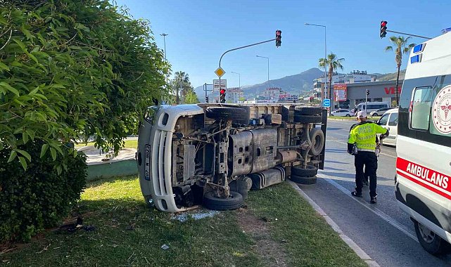 Gazipaşa'da kamyonet devrildi: 3 yaralı