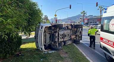 Gazipaşa'da kamyonet devrildi: 3 yaralı