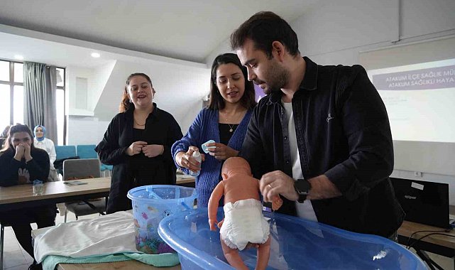 Gebe okulunda tatlı telaş: Baba adayları bez bağladı, bebek yıkadı