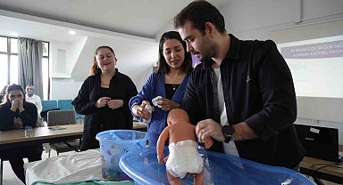 Gebe okulunda tatlı telaş: Baba adayları bez bağladı, bebek yıkadı