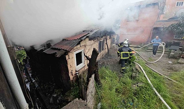 Gecekonduda çıkan yangında mahsur kalan yaşlı adamı otopark görevlisi kurtardı