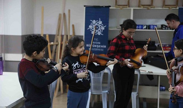 Geleceğin keman virtüözleri Büyükşehir Belediyesi'nin kurslarında yetişiyor