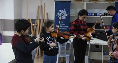 Geleceğin keman virtüözleri Büyükşehir Belediyesi'nin kurslarında yetişiyor