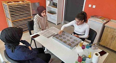 Gençlere "Ebru ve El Sanatları Kursu" düzenlendi