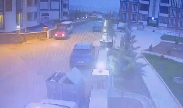 Geri giderken park halindeki araca çarptı