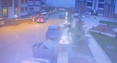 Geri giderken park halindeki araca çarptı