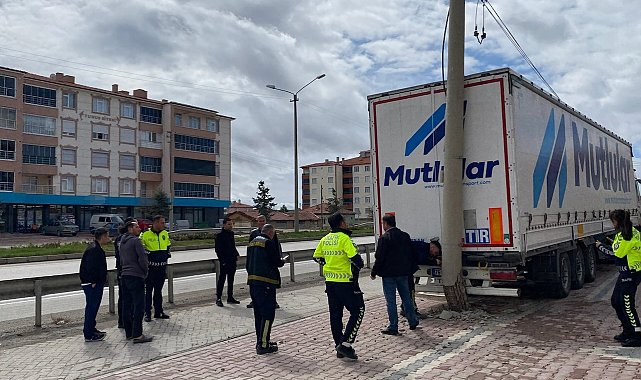 Geri manevra yapan tır direğe çarptı, kaza anı kamerada
