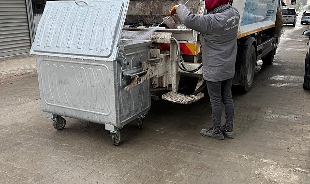 Germencik Belediyesi çöp konteynerlerini ilaçlıyor